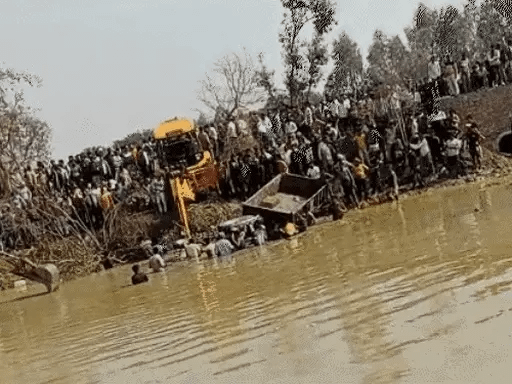 उत्तरप्रदेश के कासगंज में ट्रैक्टर-ट्रॉली तालाब में पलटी, 40 डूबे,अब तक 22 की मौत; माघी पूर्णिमा पर गंगा स्नान करने जा रहे थे.. 42 उत्तरप्रदेश के कासगंज में ट्रैक्टर-ट्रॉली तालाब में पलटी, 40 डूबे,अब तक 22 की मौत; माघी पूर्णिमा पर गंगा स्नान करने जा रहे थे.. December 24, 2025