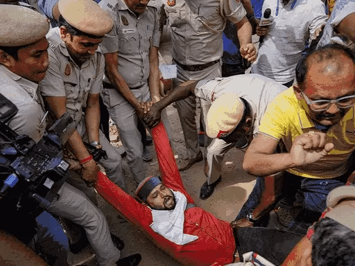 दिल्ली में AAP और भाजपा का प्रदर्शन,PM आवास घेरने निकले आम आदमी पार्टी कार्यकर्ता, भाजपा बोली- CM केजरीवाल इस्तीफा दें.. 42 दिल्ली में AAP और भाजपा का प्रदर्शन,PM आवास घेरने निकले आम आदमी पार्टी कार्यकर्ता, भाजपा बोली- CM केजरीवाल इस्तीफा दें.. February 15, 2026