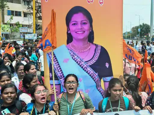 कर्नाटक में कांग्रेस पार्षद की बेटी की हत्या:लड़की के पिता और BJP ने लव जिहाद बताया, सिद्धारमैया बोले- हत्या निजी कारणों से की गई 42 कर्नाटक में कांग्रेस पार्षद की बेटी की हत्या:लड़की के पिता और BJP ने लव जिहाद बताया, सिद्धारमैया बोले- हत्या निजी कारणों से की गई December 2, 2025