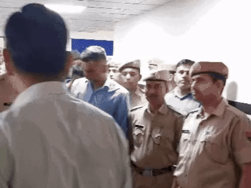 11 ट्रेनी एसआई, एक कॉन्स्टबेल को कोर्ट लेकर पहुंची SOG,नकल कर पास हुए चार एसआई ने एसओजी टीम पर मारपीट करने का आरोप लगाया.. 42 11 ट्रेनी एसआई, एक कॉन्स्टबेल को कोर्ट लेकर पहुंची SOG,नकल कर पास हुए चार एसआई ने एसओजी टीम पर मारपीट करने का आरोप लगाया.. February 20, 2026