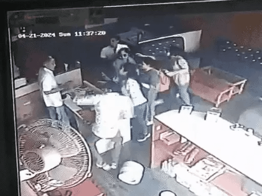 जयपुर में युवक-युवतियों ने होटल मालिक को पीटा,खाना खाने के बाद पैसे मांगने पर हुआ झगड़ा, होटल में तोड़फोड़ की 42 जयपुर में युवक-युवतियों ने होटल मालिक को पीटा,खाना खाने के बाद पैसे मांगने पर हुआ झगड़ा, होटल में तोड़फोड़ की December 14, 2025