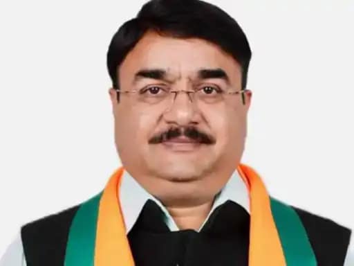 भोपाल के पॉश इलाके में मंत्री के बेटे की गुंडागर्दी,पुलिस को वर्दी उतरवाने की धमकी दी; सीएम डॉ. मोहन ने लगाई फटकार.. 42 भोपाल के पॉश इलाके में मंत्री के बेटे की गुंडागर्दी,पुलिस को वर्दी उतरवाने की धमकी दी; सीएम डॉ. मोहन ने लगाई फटकार.. November 21, 2025