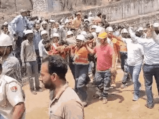 राजस्थान में खदान हादसे में एक अधिकारी की मौत,15 घंटे में बचाए गए 14 लोग, लिफ्ट की चेन टूटने से 1875 फीट नीचे फंसे थे 42 राजस्थान में खदान हादसे में एक अधिकारी की मौत,15 घंटे में बचाए गए 14 लोग, लिफ्ट की चेन टूटने से 1875 फीट नीचे फंसे थे December 2, 2025