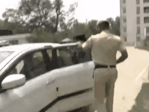 बदसलूकी केस में स्वाति का बयान लेने पहुंची दिल्ली पुलिस,केजरीवाल के पीए पर 3 दिन पहले मारपीट का आरोप.. 42 बदसलूकी केस में स्वाति का बयान लेने पहुंची दिल्ली पुलिस,केजरीवाल के पीए पर 3 दिन पहले मारपीट का आरोप.. November 23, 2025