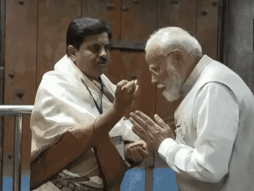 PM बोले- शहजादे ने अडाणी-अंबानी को गाली देना बंद किया,बताएं- रातों-रात ऐसी क्या डील हुई, जो चुप्पी साध ली; क्या टेंपो भरकर माल पहुंचा है 42 PM बोले- शहजादे ने अडाणी-अंबानी को गाली देना बंद किया,बताएं- रातों-रात ऐसी क्या डील हुई, जो चुप्पी साध ली; क्या टेंपो भरकर माल पहुंचा है December 2, 2025