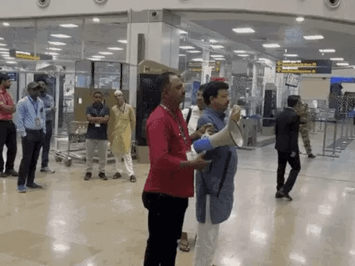 दूसरे जत्थे में भोपाल से 143 यात्री हज पर रवाना,जेद्दा के लिए सीधी फ्लाइट उड़ी.. 42 दूसरे जत्थे में भोपाल से 143 यात्री हज पर रवाना,जेद्दा के लिए सीधी फ्लाइट उड़ी.. November 9, 2025