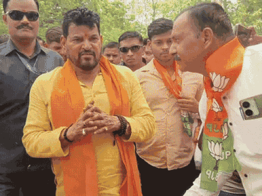 पहलवानों के यौन शोषण मामले में बृजभूषण पर आरोप तय,दिल्ली कोर्ट ने कहा- 5 शिकायतों में पर्याप्त सबूत, एक शिकायत खारिज की 42 पहलवानों के यौन शोषण मामले में बृजभूषण पर आरोप तय,दिल्ली कोर्ट ने कहा- 5 शिकायतों में पर्याप्त सबूत, एक शिकायत खारिज की December 25, 2025