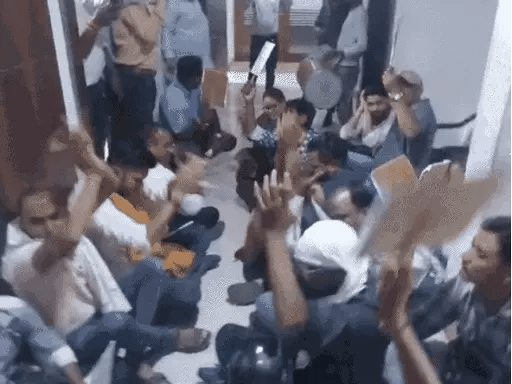 टॉवर पर चढ़े लोग, कमिश्नर चैंबर के बाहर बजाए ढोल-नगाड़े,भोपाल नगर निगम के दफ्तर में हंगामा; अधूरे आवास को लेकर फूटा लोगों का गुस्सा 42 टॉवर पर चढ़े लोग, कमिश्नर चैंबर के बाहर बजाए ढोल-नगाड़े,भोपाल नगर निगम के दफ्तर में हंगामा; अधूरे आवास को लेकर फूटा लोगों का गुस्सा November 27, 2025