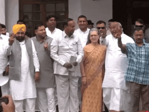 एग्जिट पोल से पहले खड़गे का दावा- 295 सीटें जीतेंगे,कांग्रेस अध्यक्ष के घर INDIA की बैठक; 23 नेता शामिल हुए, ममता नहीं पहुंचीं 42 एग्जिट पोल से पहले खड़गे का दावा- 295 सीटें जीतेंगे,कांग्रेस अध्यक्ष के घर INDIA की बैठक; 23 नेता शामिल हुए, ममता नहीं पहुंचीं December 2, 2025