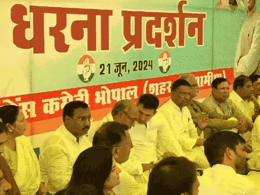नीट एग्जाम-नर्सिंग घोटाले के विरोध में कांग्रेस का धरना,दिग्विजय सिंह बोले- प्रभावित 12 लाख हिंदू बच्चों की RSS-बजरंग दल क्यों नहीं उठाते आवाज 42 नीट एग्जाम-नर्सिंग घोटाले के विरोध में कांग्रेस का धरना,दिग्विजय सिंह बोले- प्रभावित 12 लाख हिंदू बच्चों की RSS-बजरंग दल क्यों नहीं उठाते आवाज December 2, 2025