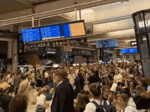 ओलिंपिक से पहले फ्रांस के रेलवे नेटवर्क पर हमला,3 हाईस्पीड रेलवे लाइनों पर आगजनी, ढाई लाख लोगों पर असर.. 42 ओलिंपिक से पहले फ्रांस के रेलवे नेटवर्क पर हमला,3 हाईस्पीड रेलवे लाइनों पर आगजनी, ढाई लाख लोगों पर असर.. December 2, 2025