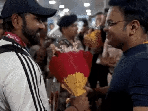 PM मोदी से मिलने पहुंची टीम इंडिया,होटल में भांगड़ा करते नजर आए कप्तान रोहित, स्पेशल केक भी काटा 42 PM मोदी से मिलने पहुंची टीम इंडिया,होटल में भांगड़ा करते नजर आए कप्तान रोहित, स्पेशल केक भी काटा December 2, 2025