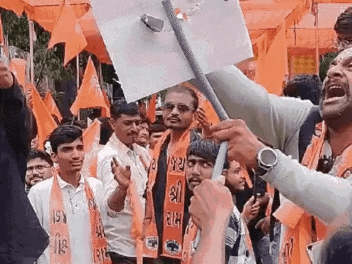 राहुल का अहमदाबाद दौरा, हिंदू संगठनों ने पुतले जलाए,राहुल के संसद में दिए गए बयान का विरोध कर रहे, पुलिस ने हिरासत में लिया 42 राहुल का अहमदाबाद दौरा, हिंदू संगठनों ने पुतले जलाए,राहुल के संसद में दिए गए बयान का विरोध कर रहे, पुलिस ने हिरासत में लिया December 2, 2025