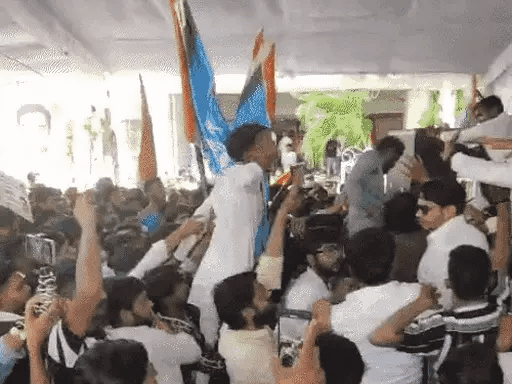 भोपाल में NSUI का प्रदर्शन, पुलिस की थ्री लेयर तैयारी,पीसीसी से दौड़ते हुए निकले कार्यकर्ता; पुलिस ने वाटर कैनन से खदेड़ा, अश्रुगैस के गोले छोड़े 42 भोपाल में NSUI का प्रदर्शन, पुलिस की थ्री लेयर तैयारी,पीसीसी से दौड़ते हुए निकले कार्यकर्ता; पुलिस ने वाटर कैनन से खदेड़ा, अश्रुगैस के गोले छोड़े December 2, 2025
