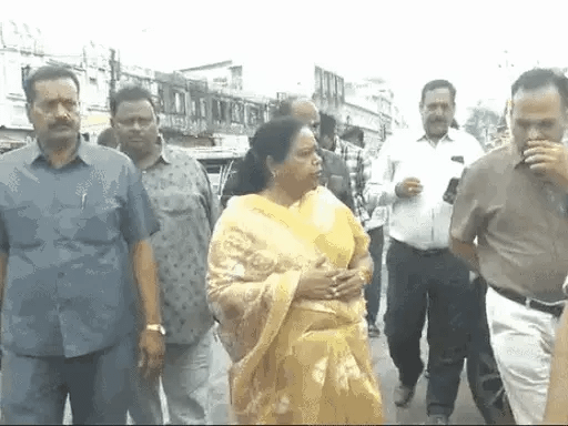 भोपाल के अल्पना टॉकीज चौराहा पहुंचीं महापौर,कल 2 फीट पानी भरा था, 1 घंटे रेंगते रहे वाहन; महापौर बोलीं-परमानेंट सॉल्यूशन निकाल रहे 42 भोपाल के अल्पना टॉकीज चौराहा पहुंचीं महापौर,कल 2 फीट पानी भरा था, 1 घंटे रेंगते रहे वाहन; महापौर बोलीं-परमानेंट सॉल्यूशन निकाल रहे November 23, 2025