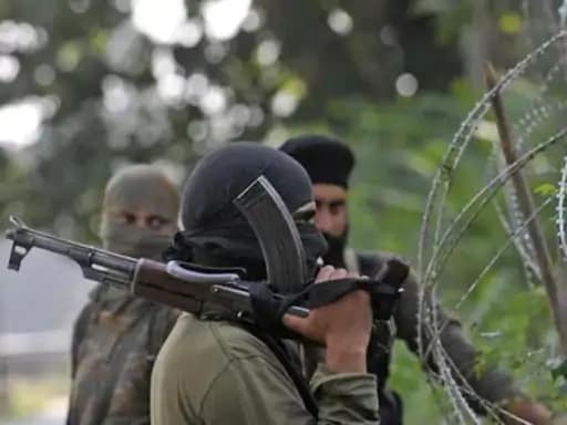 कठुआ में सेना के वाहन पर आतंकी हमला,दो जवान घायल, एनकाउंटर जारी; दो महीने में सेना के वाहन पर दूसरा अटैक 42 कठुआ में सेना के वाहन पर आतंकी हमला,दो जवान घायल, एनकाउंटर जारी; दो महीने में सेना के वाहन पर दूसरा अटैक December 2, 2025