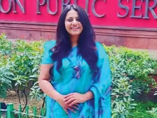 पूजा खेडकर अब IAS अफसर नहीं,UPSC ने सिलेक्शन रद्द किया, कोई एग्जाम भी नहीं दे पाएंगी,पहचान बदलकर परीक्षा दी थी 42 पूजा खेडकर अब IAS अफसर नहीं,UPSC ने सिलेक्शन रद्द किया, कोई एग्जाम भी नहीं दे पाएंगी,पहचान बदलकर परीक्षा दी थी December 2, 2025
