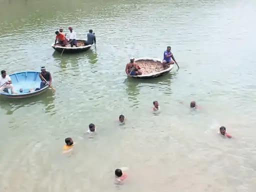 आंध्र प्रदेश में तीसरी की छात्रा से गैंगरेप, हत्या,आरोपी उसी के स्कूल के छठी-7वीं के छात्र, सबूत मिटाने के लिए नहर में फेंका शव 42 आंध्र प्रदेश में तीसरी की छात्रा से गैंगरेप, हत्या,आरोपी उसी के स्कूल के छठी-7वीं के छात्र, सबूत मिटाने के लिए नहर में फेंका शव December 2, 2025