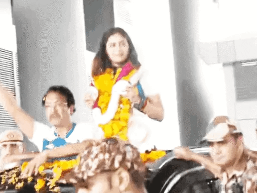 ओलिंपिक में 2 मेडल जीतने वाली मनु भाकर भारत लौटीं,दिल्ली एयरपोर्ट पर स्वागत हुआ; माता-पिता ने माथा चूमा, गले लगाया 42 ओलिंपिक में 2 मेडल जीतने वाली मनु भाकर भारत लौटीं,दिल्ली एयरपोर्ट पर स्वागत हुआ; माता-पिता ने माथा चूमा, गले लगाया November 27, 2025