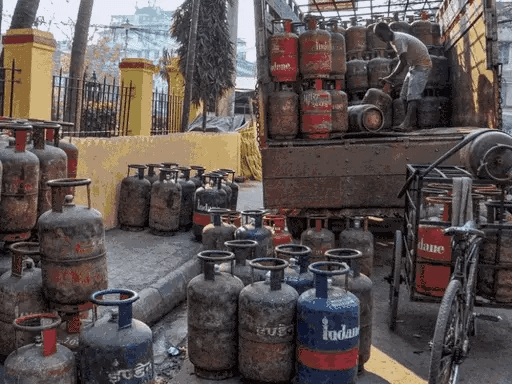 कॉमर्शियल सिलेंडर ₹8.50 तक महंगाफ्लाइट टिकट महंगी हो सकती हैं, रिटर्न फाइल करने लिए ₹5,000 तक लेट फीस.. 42 कॉमर्शियल सिलेंडर ₹8.50 तक महंगाफ्लाइट टिकट महंगी हो सकती हैं, रिटर्न फाइल करने लिए ₹5,000 तक लेट फीस.. December 2, 2025