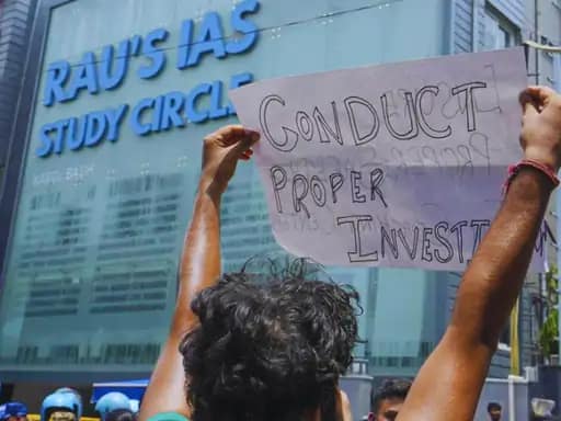 दिल्ली कोचिंग हादसे की जांच CBI करेगी,हाईकोर्ट ने पुलिस से पूछा- सड़क से जा रहे शख्स को कैसे अरेस्ट किया 42 दिल्ली कोचिंग हादसे की जांच CBI करेगी,हाईकोर्ट ने पुलिस से पूछा- सड़क से जा रहे शख्स को कैसे अरेस्ट किया December 2, 2025