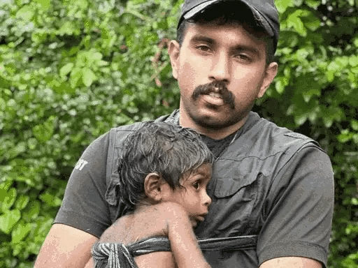 वायनाड लैंडस्लाइड, 4 दिन बाद बचाए गए 4 आदिवासी बच्चे,रेस्क्यू टीम ने हथेली में भरकर पानी पिलाया, शरीर से बांधकर पहाड़ से उतारा 42 वायनाड लैंडस्लाइड, 4 दिन बाद बचाए गए 4 आदिवासी बच्चे,रेस्क्यू टीम ने हथेली में भरकर पानी पिलाया, शरीर से बांधकर पहाड़ से उतारा December 2, 2025