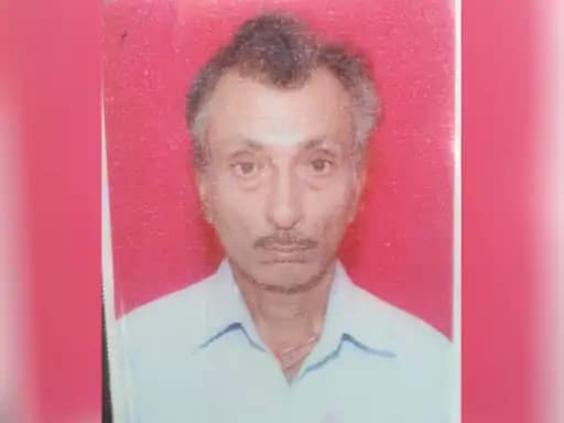 सड़क पार कर रहे व्यक्ति को कार ने कुचला, मौत,मजदूरी से घर लौटते समय हुआ हादसा, आरोपी चालक की तलाश शुरू 42 सड़क पार कर रहे व्यक्ति को कार ने कुचला, मौत,मजदूरी से घर लौटते समय हुआ हादसा, आरोपी चालक की तलाश शुरू December 2, 2025