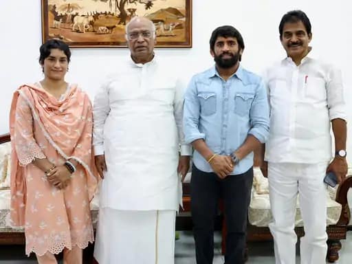 विनेश फोगाट और बजरंग पूनिया कांग्रेस मुख्यालय पहुंचे,थोड़ी देर में कांग्रेस जॉइन करेंगे, विनेश ने रेलवे की नौकरी से इस्तीफा दिया 42 विनेश फोगाट और बजरंग पूनिया कांग्रेस मुख्यालय पहुंचे,थोड़ी देर में कांग्रेस जॉइन करेंगे, विनेश ने रेलवे की नौकरी से इस्तीफा दिया December 2, 2025