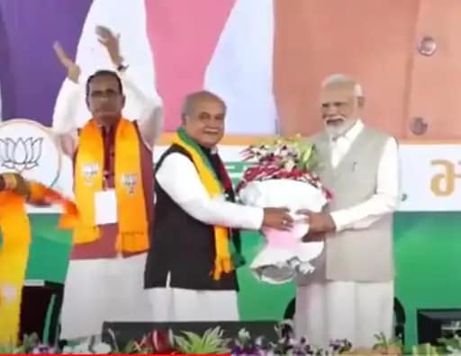 पीएम के साथ भाजपा नेत्रियों ने ऐसे खिंचवाया फोटो, सभा के बाद बीजेपी कार्यकर्ताओं को फेंक कर दिए पानी के पाउच.. 42 पीएम के साथ भाजपा नेत्रियों ने ऐसे खिंचवाया फोटो, सभा के बाद बीजेपी कार्यकर्ताओं को फेंक कर दिए पानी के पाउच.. December 2, 2025