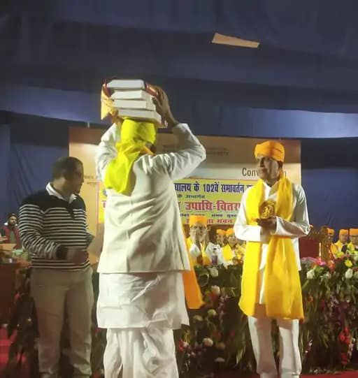 85 साल के बुजुर्ग ने घुटनों के बल ली डी.लिट... 42 85 साल के बुजुर्ग ने घुटनों के बल ली डी.लिट... February 21, 2026