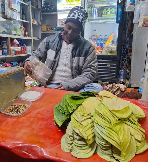 102 साल से रामलला को पान खिला रहा चौरसिया परिवार,कर्फ्यू में भी पान पहुंचाया, रोज 51 पान का भोग, 5100 रुपए सैलरी 42 102 साल से रामलला को पान खिला रहा चौरसिया परिवार,कर्फ्यू में भी पान पहुंचाया, रोज 51 पान का भोग, 5100 रुपए सैलरी February 1, 2026