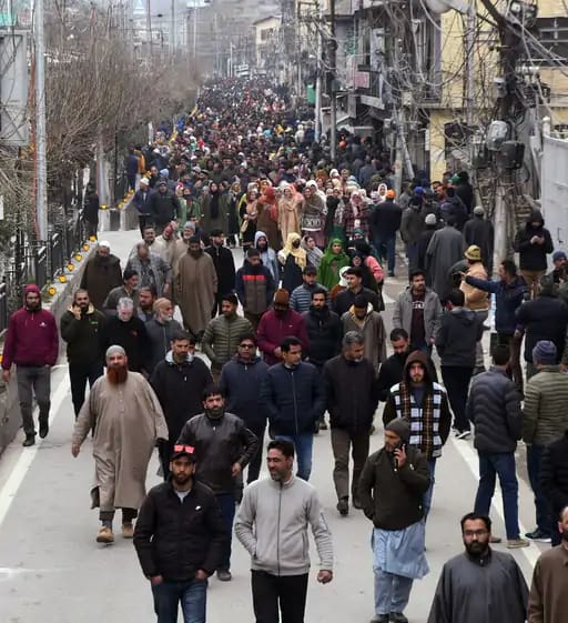 आर्टिकल 370 हटने के बाद पहली बार कश्मीर गए PM:नाजिम के साथ सेल्फी, दिल जीतने की बातों को कैसे देखते हैं.. 42 आर्टिकल 370 हटने के बाद पहली बार कश्मीर गए PM:नाजिम के साथ सेल्फी, दिल जीतने की बातों को कैसे देखते हैं.. November 9, 2025