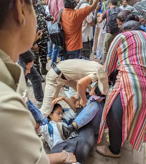 रेसलर्स के समर्थन में स्टूडेंट्स,DU में पुलिस ने छात्राओं को घसीटा, कपड़े फटे.. 42 रेसलर्स के समर्थन में स्टूडेंट्स,DU में पुलिस ने छात्राओं को घसीटा, कपड़े फटे.. March 7, 2026