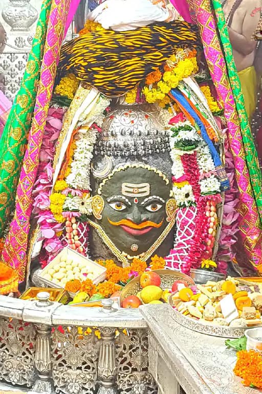 सावन का पांचवां सोमवार, 40 मिनट में दर्शन का दावा,महाकाल के दर्शन के लिए रात 12 बजे से भक्त लाइन में लगे.. 42 सावन का पांचवां सोमवार, 40 मिनट में दर्शन का दावा,महाकाल के दर्शन के लिए रात 12 बजे से भक्त लाइन में लगे.. February 15, 2026