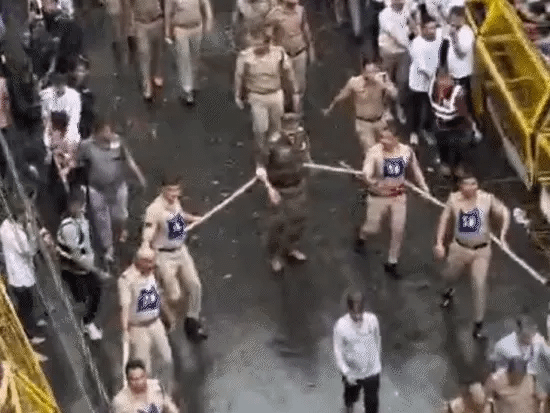 महाकाल की शाही सवारी के 5 किरदार,भगवान चंद्रमौलेश्वर में प्राण डालते हैं पुजारी; कहार-रस्सा पार्टी, कड़ाबीन-बैंड पार्टी, इनमें सीनियर पुलिस अफसर भी 42 महाकाल की शाही सवारी के 5 किरदार,भगवान चंद्रमौलेश्वर में प्राण डालते हैं पुजारी; कहार-रस्सा पार्टी, कड़ाबीन-बैंड पार्टी, इनमें सीनियर पुलिस अफसर भी December 2, 2025