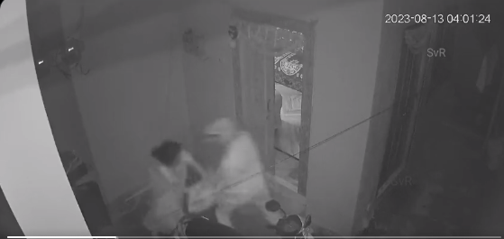 सिरसिला में बहादुर महिला ने चाकू से लैस चोर से जमकर मुकाबला किया, डकैती की कोशिश को नाकाम कर दिया.. 42 सिरसिला में बहादुर महिला ने चाकू से लैस चोर से जमकर मुकाबला किया, डकैती की कोशिश को नाकाम कर दिया.. February 15, 2026