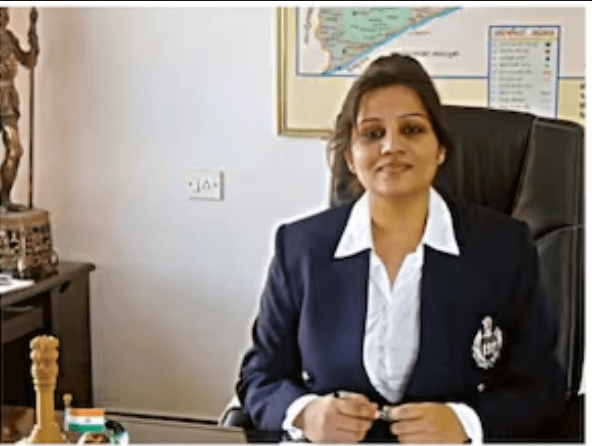 महिला IAS की 'प्राइवेट तस्वीरों' पर बवाल, सीएम को किया था गिरफ्तार, अब 1 करोड़ का केस.. 42 महिला IAS की 'प्राइवेट तस्वीरों' पर बवाल, सीएम को किया था गिरफ्तार, अब 1 करोड़ का केस.. December 2, 2025