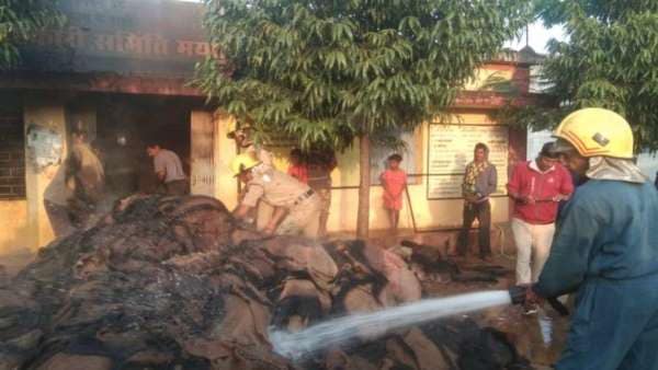 पाटन के खरीदी केंद्र में लगी भीषण आग, हजारों बारदाने, गेंहू, चने जलकर हुए खाक.. 42 पाटन के खरीदी केंद्र में लगी भीषण आग, हजारों बारदाने, गेंहू, चने जलकर हुए खाक.. December 2, 2025