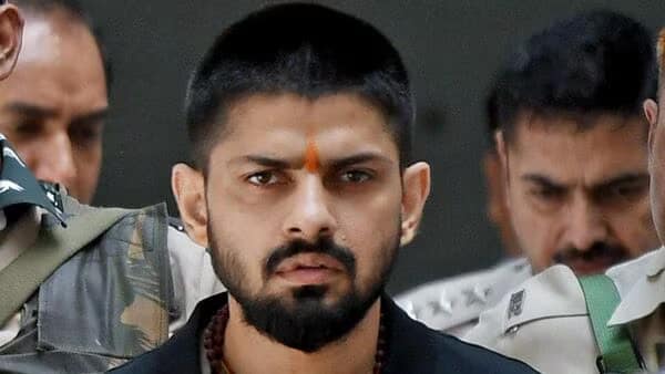 लॉरेंस बिश्नोई की हिट लिस्ट में सबसे ऊपर सलमान खान, जानें और कौन हैं निशाने पर 42 लॉरेंस बिश्नोई की हिट लिस्ट में सबसे ऊपर सलमान खान, जानें और कौन हैं निशाने पर December 2, 2025