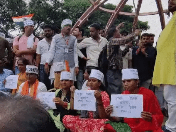 अतिथि शिक्षकों का प्रदर्शन, सीएम हाउस का करेंगे घेराव,पांच मांगों को लेकर चल रहा है आंदोलन, प्रदर्शनकारियों को रोकने पुलिस बल तैनात 42 अतिथि शिक्षकों का प्रदर्शन, सीएम हाउस का करेंगे घेराव,पांच मांगों को लेकर चल रहा है आंदोलन, प्रदर्शनकारियों को रोकने पुलिस बल तैनात March 6, 2026