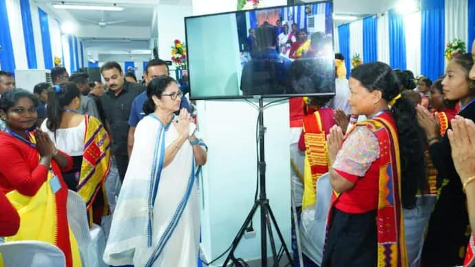 मल नदी में बाढ़ पीड़ितों के परिजनों से मिलीं ममता बनर्जी, सौंपा मुआवजा 42 मल नदी में बाढ़ पीड़ितों के परिजनों से मिलीं ममता बनर्जी, सौंपा मुआवजा December 2, 2025