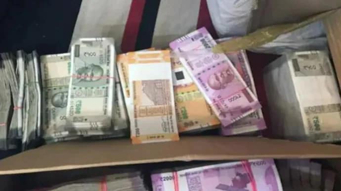 हैदराबाद के जुबली हिल्स में कार से 89.92 लाख रुपये की बेहिसाबी नकदी जब्त.. 42 हैदराबाद के जुबली हिल्स में कार से 89.92 लाख रुपये की बेहिसाबी नकदी जब्त.. December 2, 2025