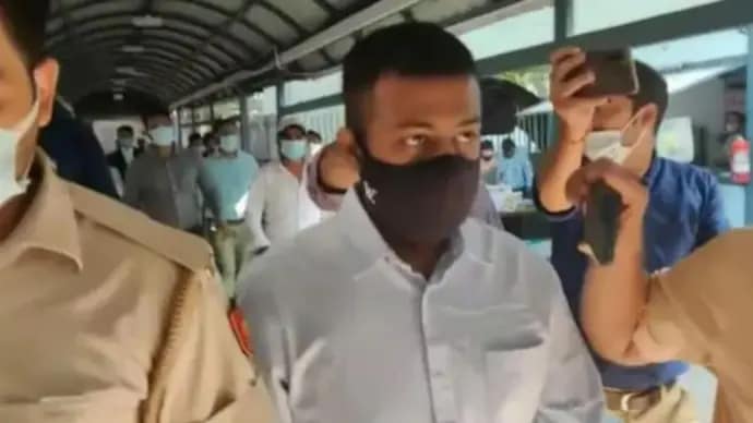 कॉनमैन पर केंद्र सरकार के अधिकारी के रूप में लोगों को धोखा देने का लगाया आरोप 42 कॉनमैन पर केंद्र सरकार के अधिकारी के रूप में लोगों को धोखा देने का लगाया आरोप December 2, 2025