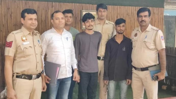 प्रेमिका से बात करने पर दोस्त की हत्या, दिल्ली में शव को सीवर में फेंका 42 प्रेमिका से बात करने पर दोस्त की हत्या, दिल्ली में शव को सीवर में फेंका April 19, 2026