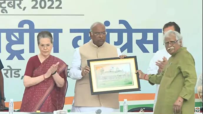 मल्लिकार्जुन खड़गे ने कांग्रेस की कमान संभालते हुए कहा, पार्टी को उठाने की पूरी कोशिश करूंगा 42 मल्लिकार्जुन खड़गे ने कांग्रेस की कमान संभालते हुए कहा, पार्टी को उठाने की पूरी कोशिश करूंगा March 5, 2026