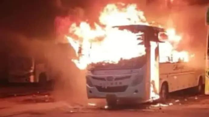 दिवाली प्रसाद के बाद वाहन में आग लगने से रांची बस चालक, कंडक्टर की मौत 42 दिवाली प्रसाद के बाद वाहन में आग लगने से रांची बस चालक, कंडक्टर की मौत December 2, 2025