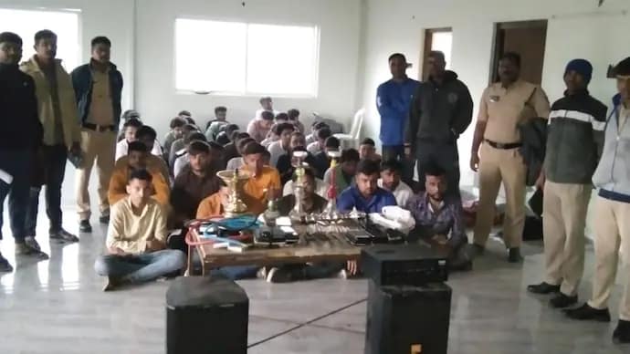 तेलंगाना के शमशाबाद में मुजरा पार्टी में छापेमारी के दौरान 4 अपराधी समेत 52 गिरफ्तार... 42 तेलंगाना के शमशाबाद में मुजरा पार्टी में छापेमारी के दौरान 4 अपराधी समेत 52 गिरफ्तार... December 2, 2025