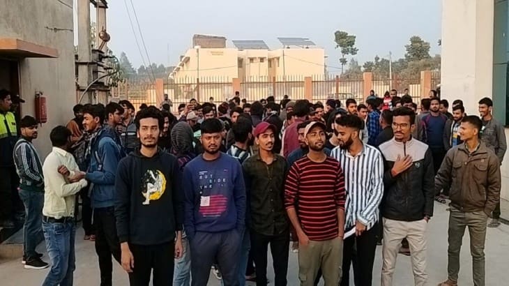 मधेपुरा के इंजीनियरिंग कॉलेज में सरस्वती पूजा पर लगी रोक, भड़के छात्र.. 42 मधेपुरा के इंजीनियरिंग कॉलेज में सरस्वती पूजा पर लगी रोक, भड़के छात्र.. December 2, 2025