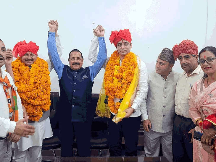 जम्मू-कश्मीर में भाजपा की तीसरी लिस्ट में 29 नाम,कल जो लिस्ट वापस ली, उसके 28 प्रत्याशी रिपीट; वैष्णो देवी सीट से कैंडिडेट बदला 42 जम्मू-कश्मीर में भाजपा की तीसरी लिस्ट में 29 नाम,कल जो लिस्ट वापस ली, उसके 28 प्रत्याशी रिपीट; वैष्णो देवी सीट से कैंडिडेट बदला December 14, 2025