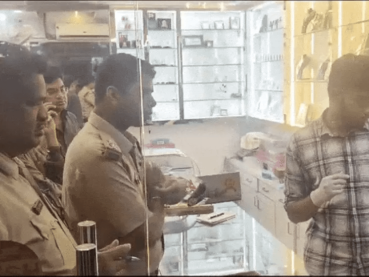 भोपाल में ज्वेलरी शॉप में लूट,दो बदमाश हेलमेट पहनकर घुसे, दुकानदार को कट्टा अड़ाया; गहने और नकदी ले भागे 42 भोपाल में ज्वेलरी शॉप में लूट,दो बदमाश हेलमेट पहनकर घुसे, दुकानदार को कट्टा अड़ाया; गहने और नकदी ले भागे December 2, 2025